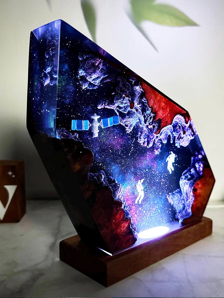 Lampe YourLab “Universe Explore” – Sculpture Résine Astronaute & LED USB