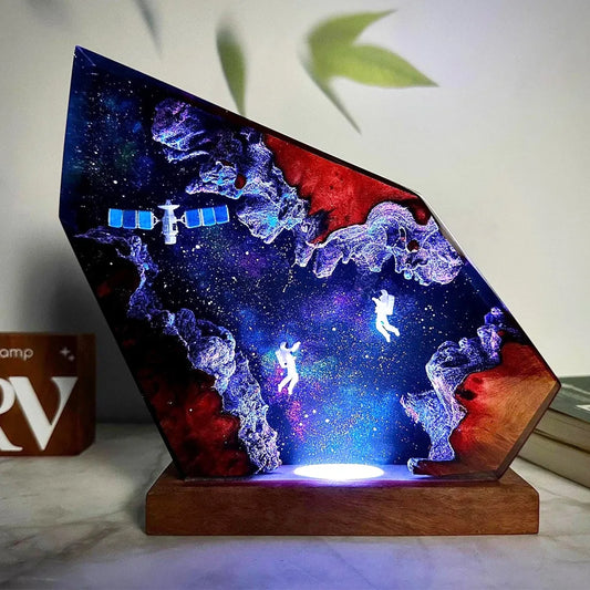 Lampe YourLab “Universe Explore” – Sculpture Résine Astronaute & LED USB