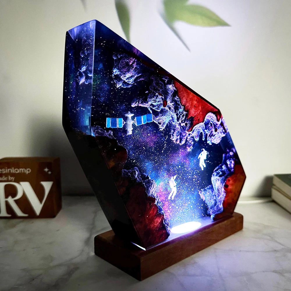 Lampe YourLab “Universe Explore” – Sculpture Résine Astronaute & LED USB