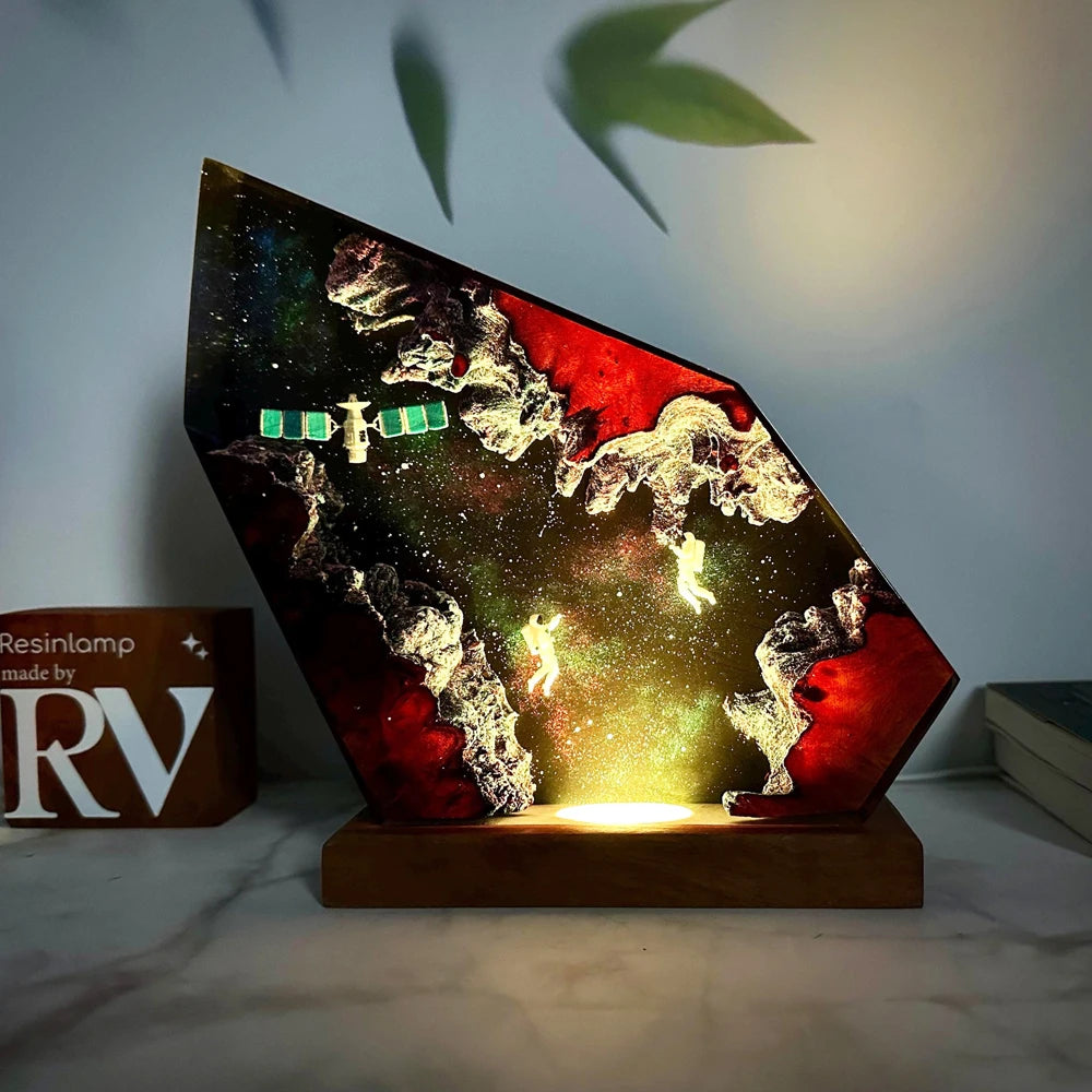 Lampe YourLab “Universe Explore” – Sculpture Résine Astronaute & LED USB